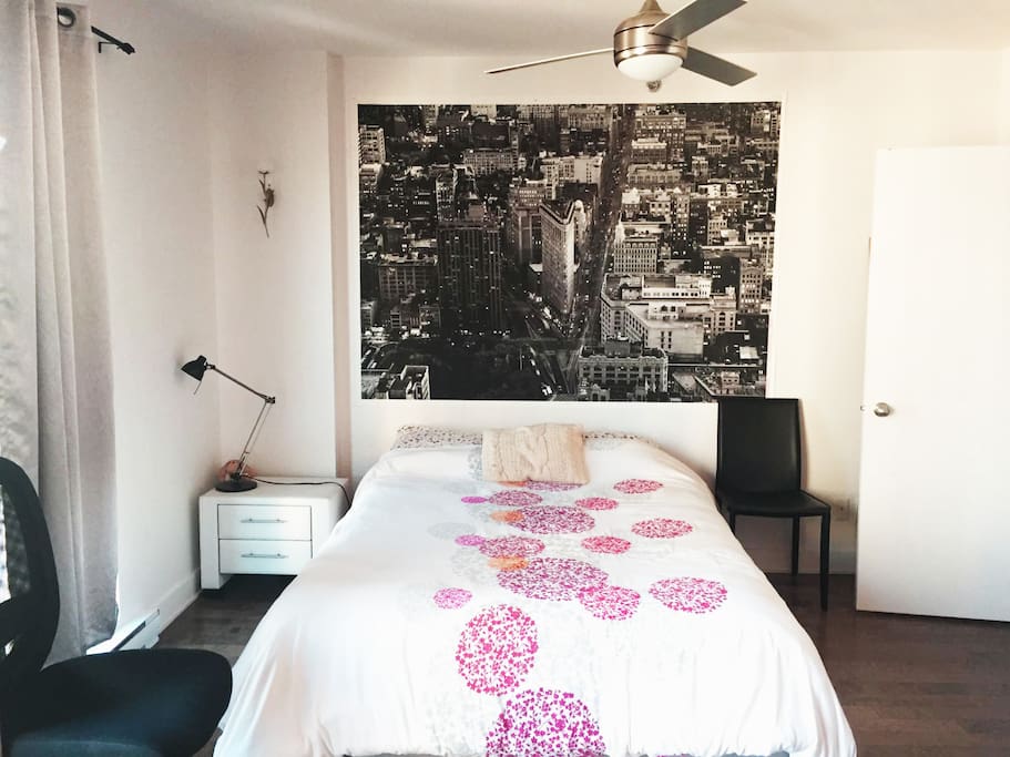 Un lit queen size.
Queen size bed.