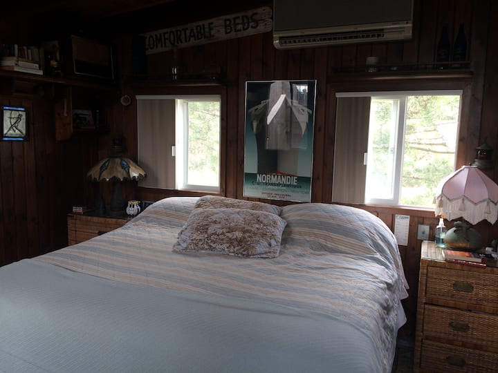 غرفة النوم الرئيسية في الطابق الثالث