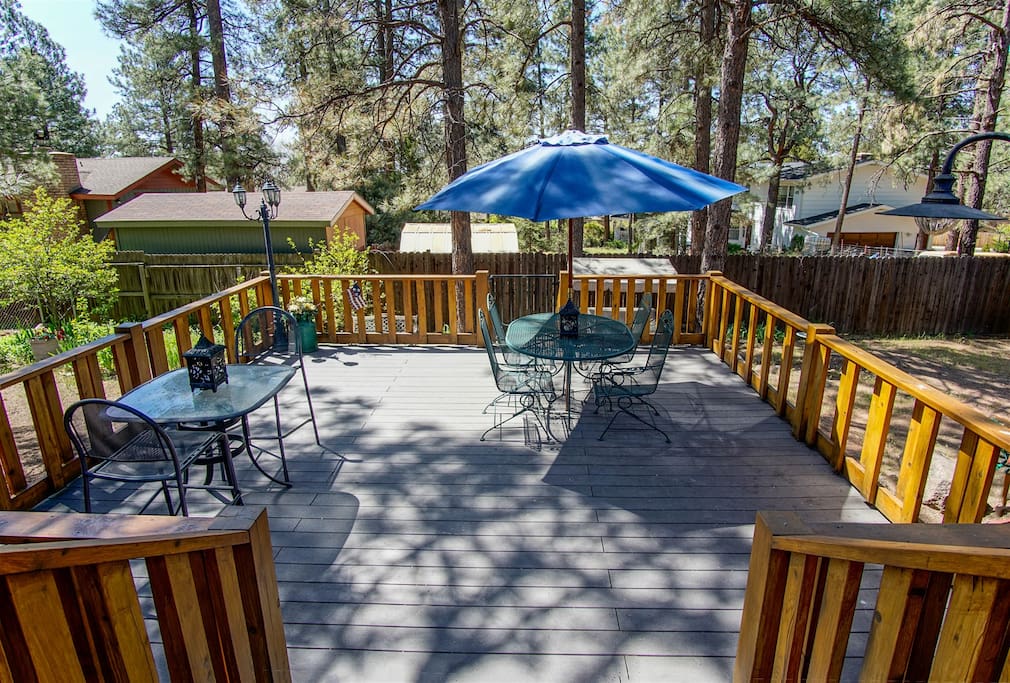 Beautiful & Spacious Two-Level Deck