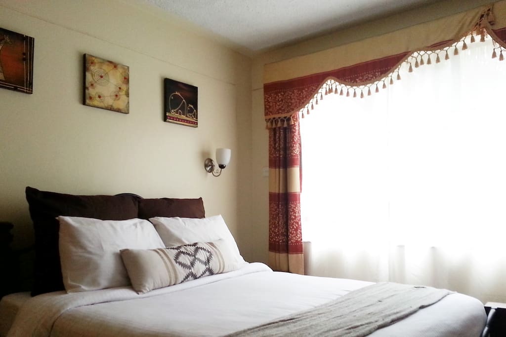 Bedroom 1 - Queen Bed