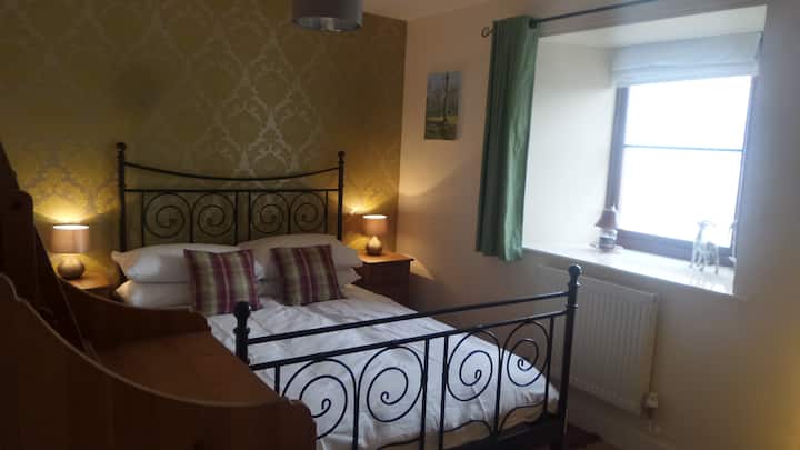 Chumba cha kulala 3 - Kitanda cha mara mbili na maoni juu ya pwani, loch na kwa Bowmore