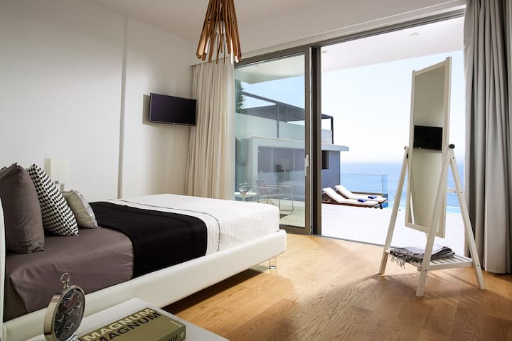 Główna sypialnia z bezpośrednim dostępem do basenu Infinity