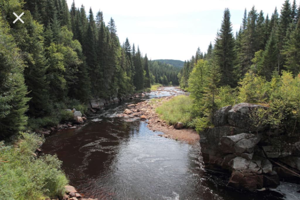 Rivière baignable a 10 min à pied derrière la maison