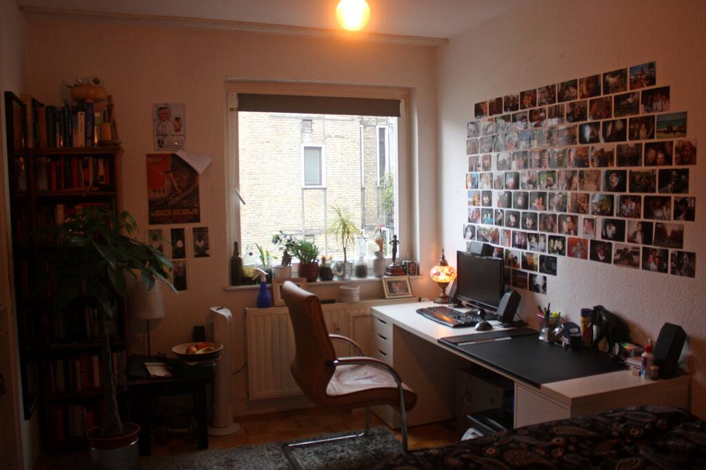 Hier mein helles, möbliertes Zimmer mit Schreibtisch
