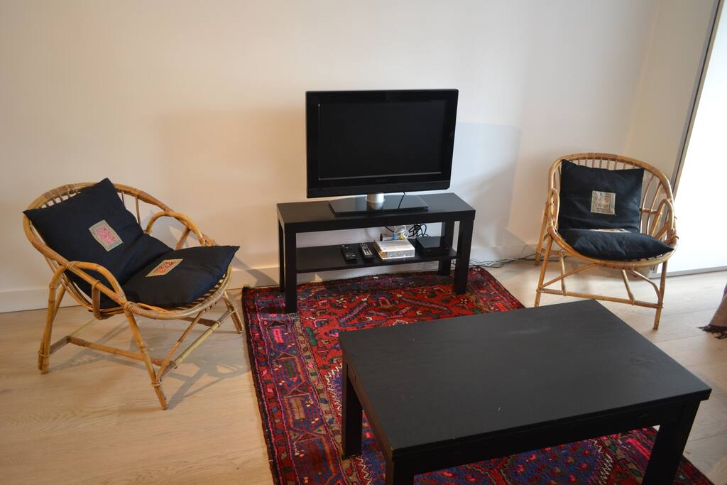 Lounge area, with a couch, a coffee table, 2 armchairs, TV, WIFI