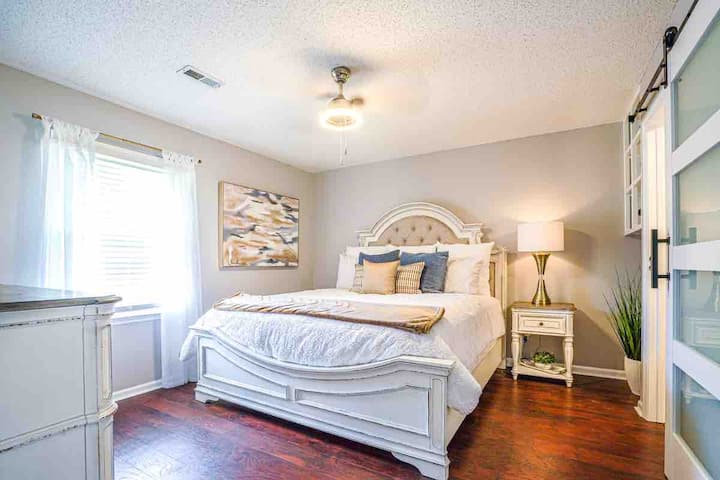 سرير فاخر بحجم كينغ وخزانة ملابس كاملة الحجم مع تلفزيون بمقاس 55بوصة مثبت فوقه مع شريط صوتي. تتضمن المنضدة الليلية موانئ USb (مثبتة في الخلف) لشحن الإلكترونيات. مروحة سقف وباب حظيرة ومشي لطيف في الخزانة. 