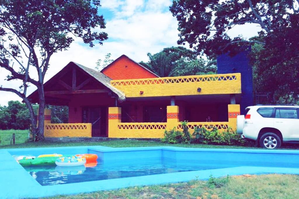 Vista de la casa y piscina