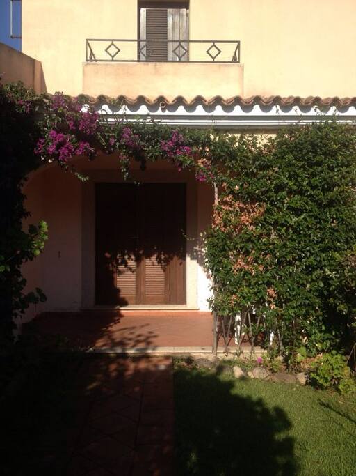 Giardino anteriore con veranda