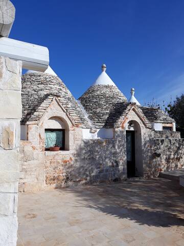 Trulli nella campagna pugliese gallery image 4