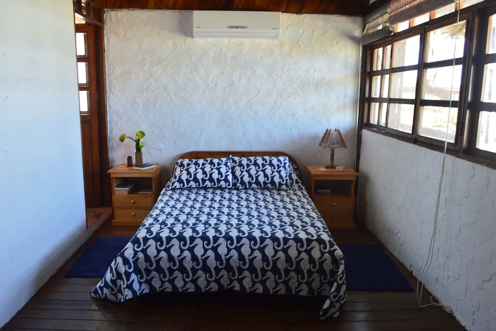 Cuarto principal. Cama matrimonial junto a la ventana con vista al mar. A/C + ventilador de techo.