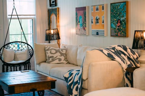 Successful Airbnb property: TOP 1% w/ King Bed! Cozy&Luxury Downtown Townhome in Clarksville