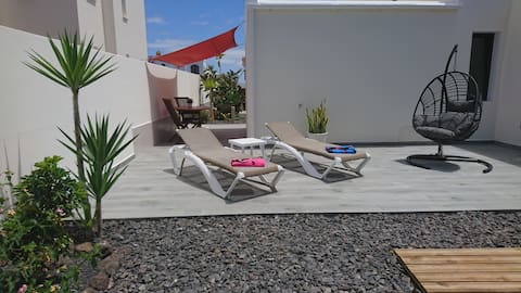 Close to the coast/Great outdoor area with garden.