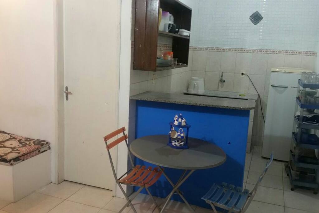 Sala e cozinha americana com fogão geladeira , liquidificador e todos utensílios ( casa de cima)