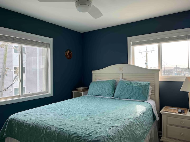 Miegamajame yra 2 dideli langai, pro kuriuos atsiveria šviesa ir vaizdai.  Lengva naudoti ir žaliuzes.  