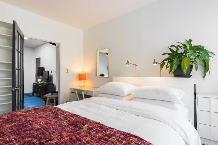 Бюро в задната спалня