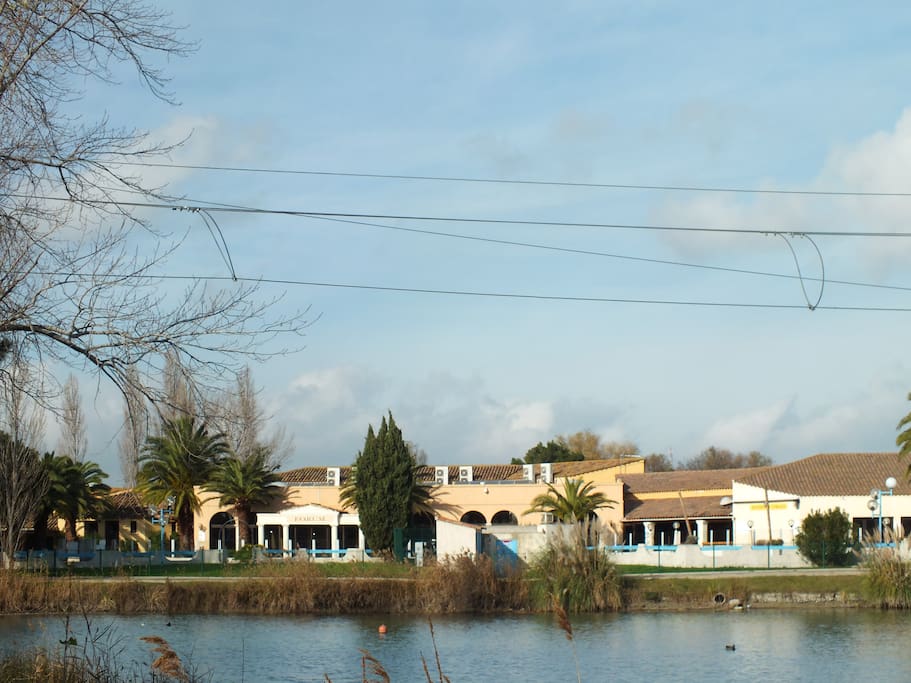 centre de vie qui donne l' accès a la piscine, bordé d'un magnifique lac.