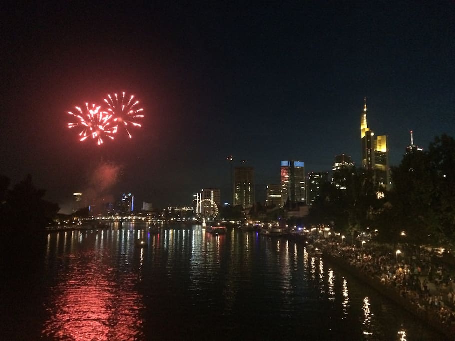 Die wunderschöne Skyline ist in weniger als 15 min zu erreichen..best Place to be, die alte Brücke nach 22 Uhr mit einer Flasche Wein sehr romantisch