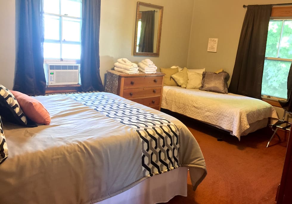 Bedroom 1: Queen Bedroom with a twin bed.