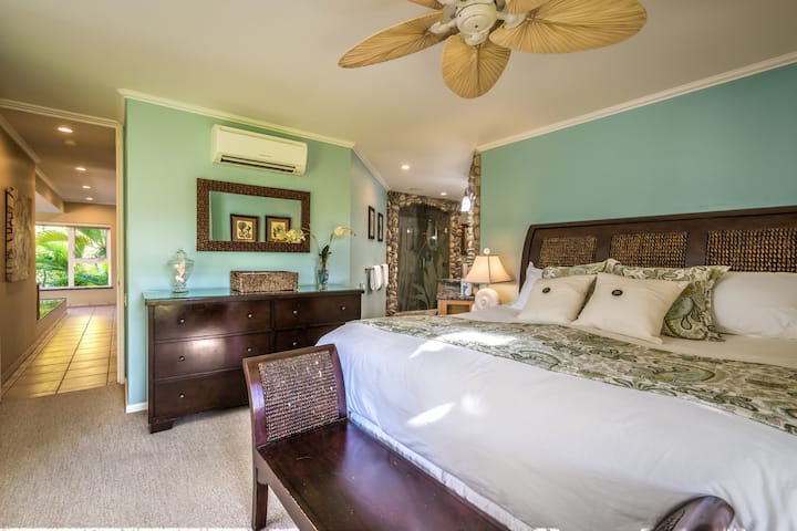 Големата главна спална соба вклучува брачен кревет, голем гардеробер и странични маси со ламби.  И како и сите спални соби - телевизор со рамен екран со DVD плеер и пристап до ROKU TV, YouTube TV, Hulu и сопствени Netfllix и други апликации за паметен телевизор.