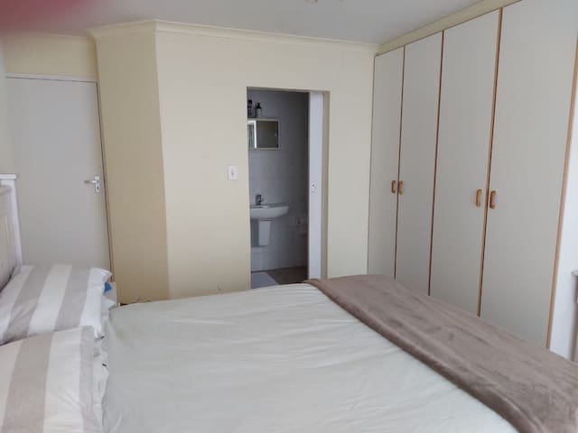 lovely 2-bed beach condo with pool by lagoon beach