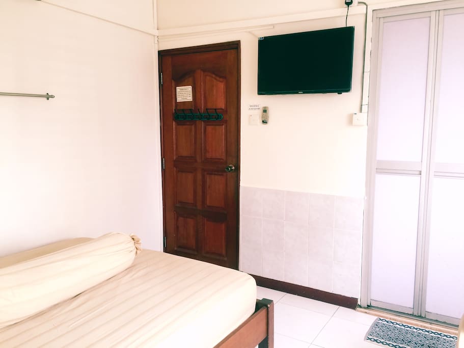 1 Queen sized bed and 1 single bed (bathroom, TV and AC inside)
