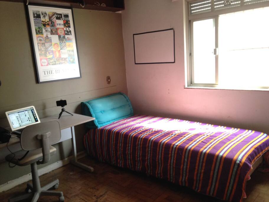 Acomodação do quarto.