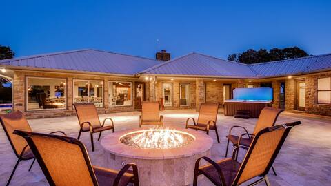 Blanco River Lodge. Sleeps 30. 7 BR 6 BATH.