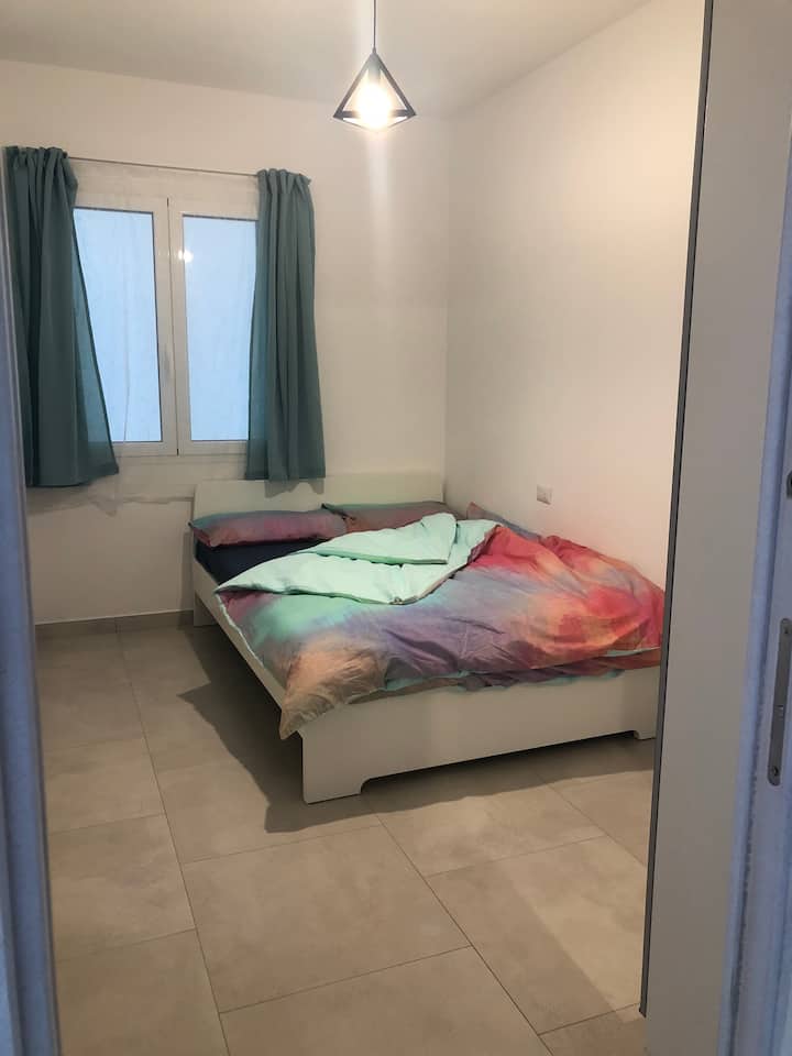 Sekundárne spálne 2:
šírka s manželskou posteľou 160 cm, so šatníkom
súkromná klimatizácia, okná vždy v tieni, vypínače svetiel a zásuvky pri posteli a dverách izby