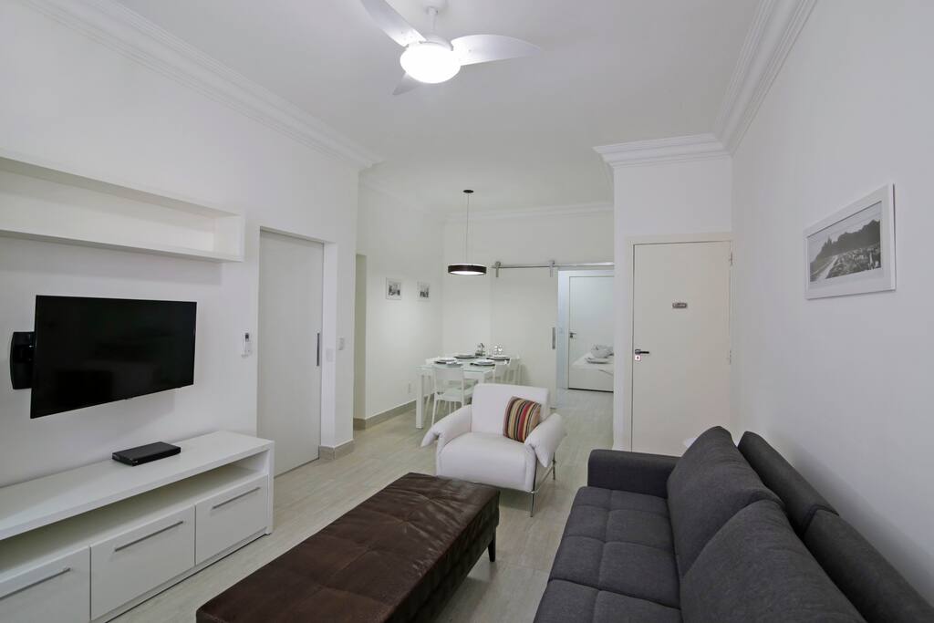 ampla sala com tv 42" e A/C Split / large living room with 42"tv and A/C Split