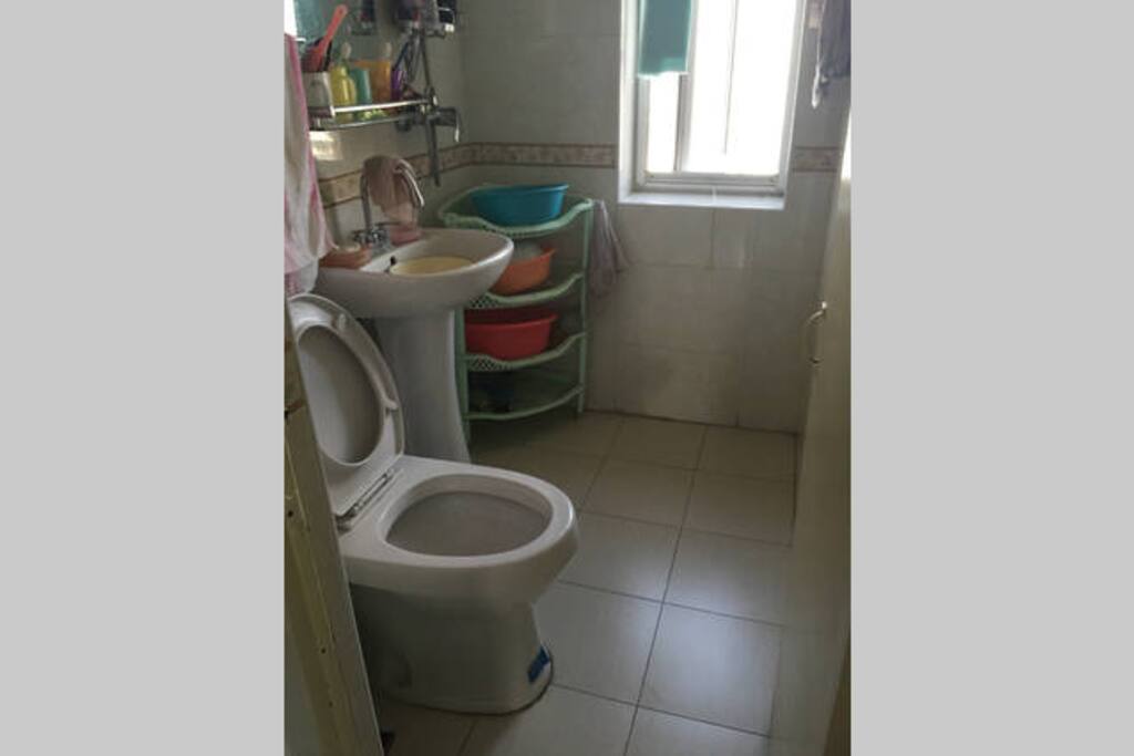 Toilet with shower bath带淋浴的卫生间