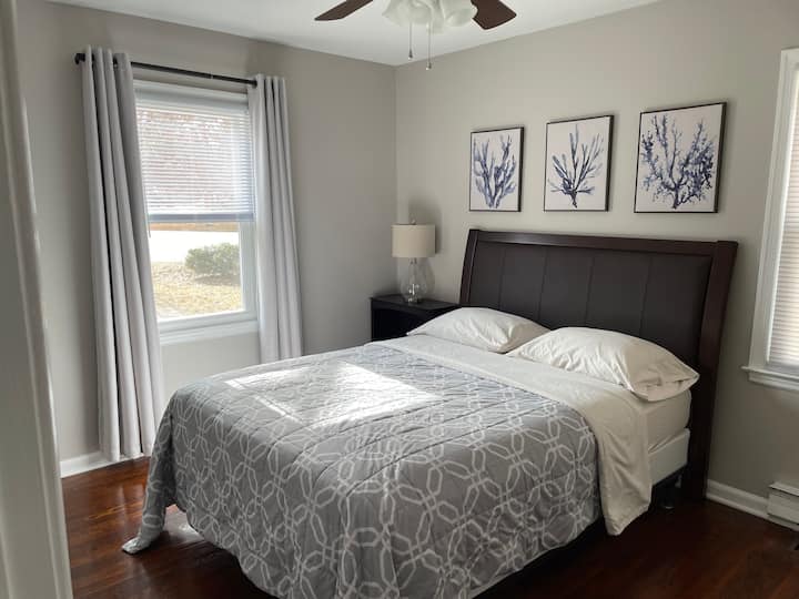 سرير بحجم كوين ، وسادة علوية سرير بقاعدة زنبركية.