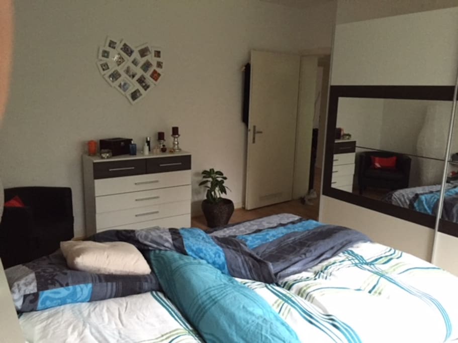 Das Schlafzimmer mit Doppelbett