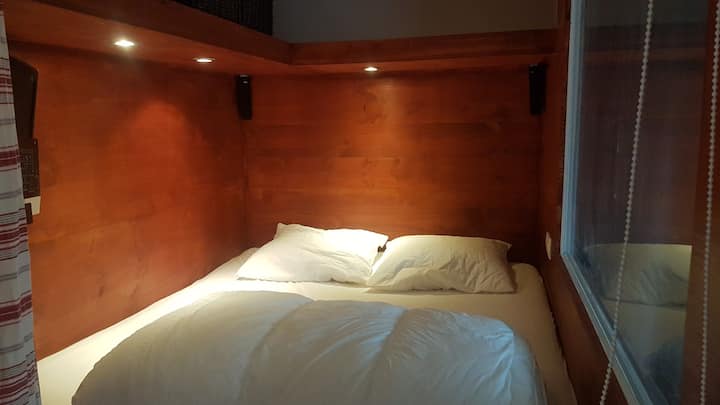 La chambre "Cocon"... un lit de 160x200 intégré dans le "Coin-montagne" tout en bois...
