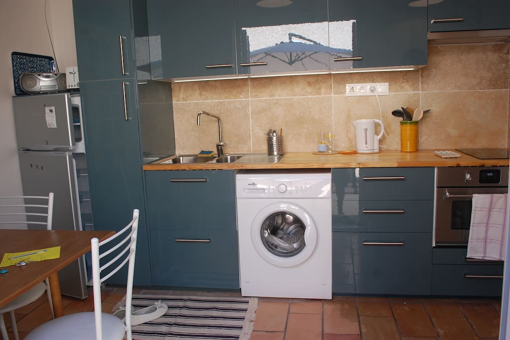 La cuisine, équipée d'un lave-linge...