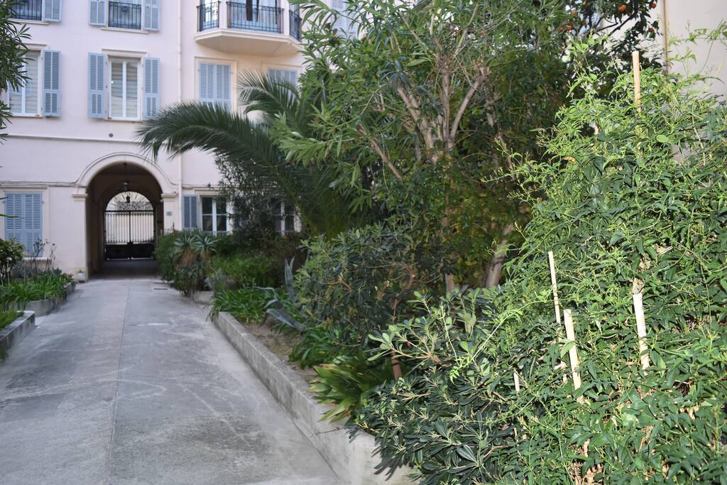 La cour de la maison Mentonnaise, côté tranquille.