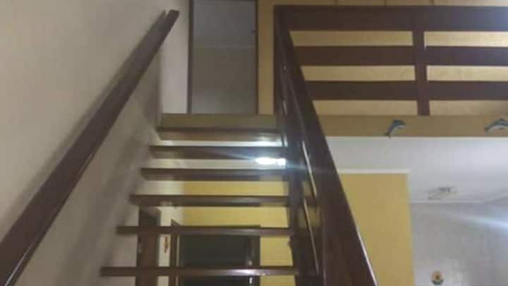 Shkallët e dhomës së ndenjjes për në suitën kryesore /mezzanine 