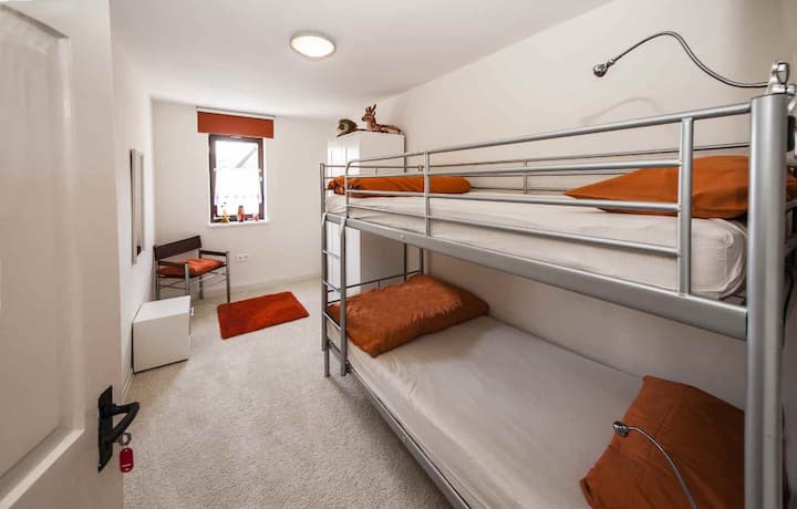 Un dormitorio con litera 2.