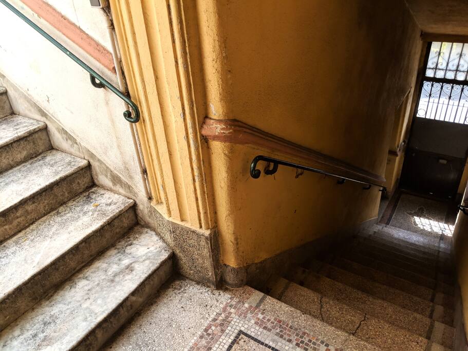 Entrée privée avec interphone donnant sur la rue