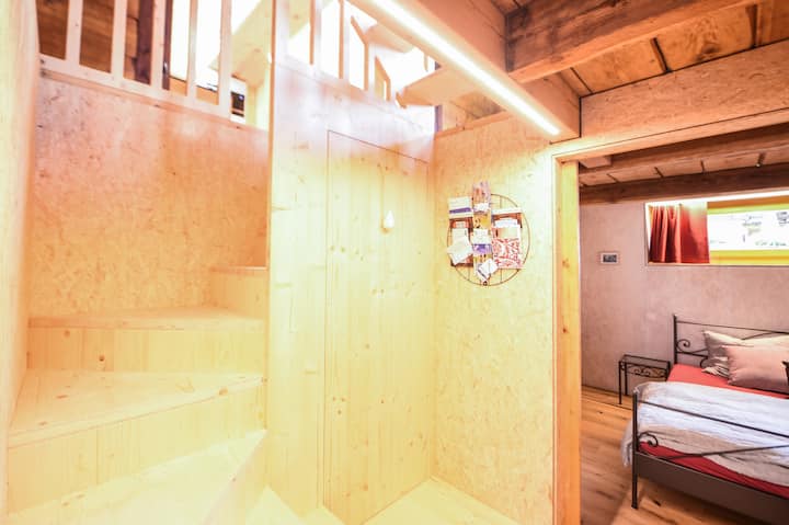 Descend d'escalier vers la chambre parentale.