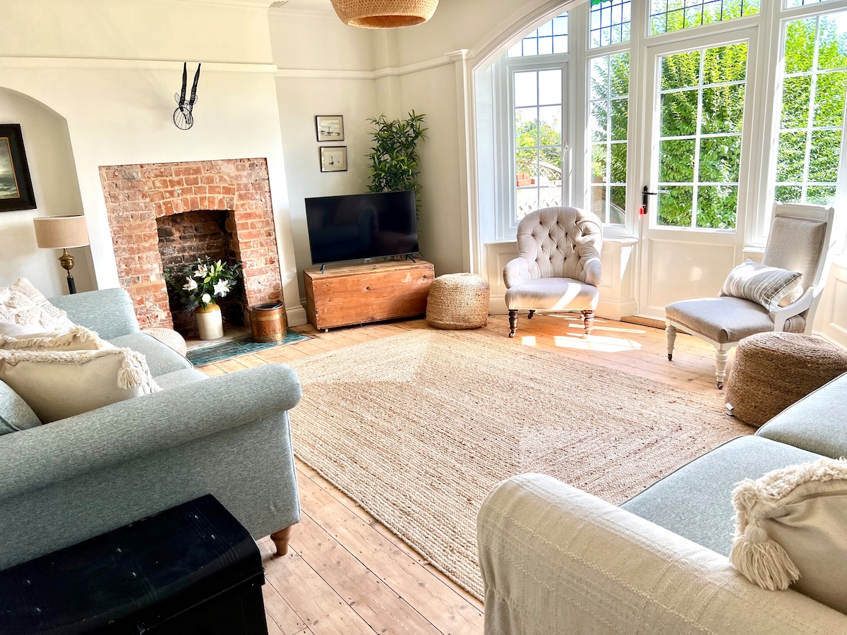 Popular Airbnb listing: Boutique Retreat Seaview Beach HotTub EV Charger in Mundesley