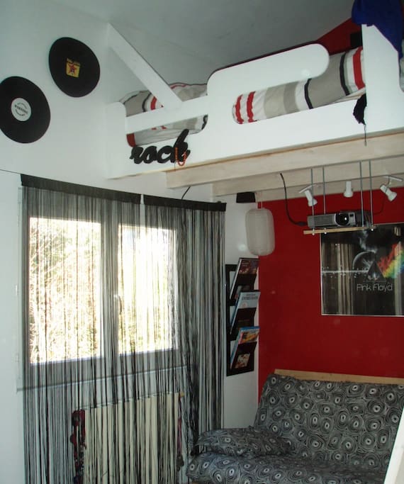 La chambre avec le lit en mezzanine