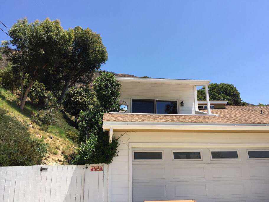 Studio apartment from driveway