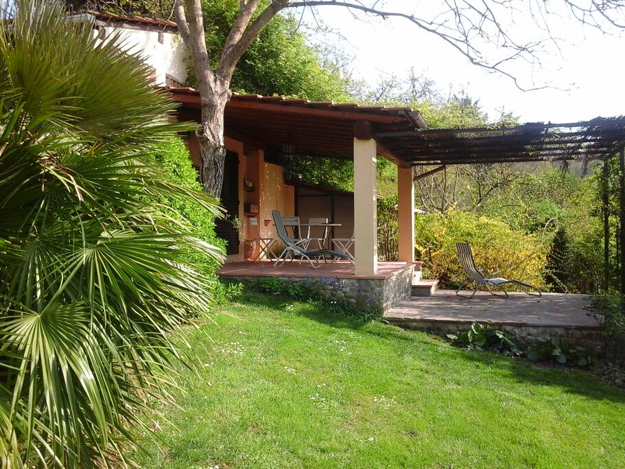 angolo per riposarsi accanto piscina