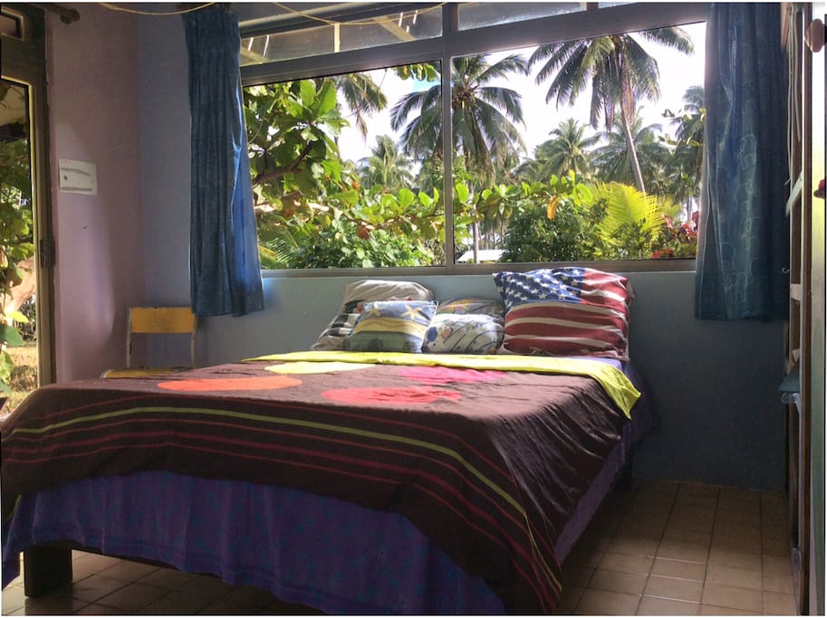 La chambre mise à votre disposition à une grande penderie et un placard.