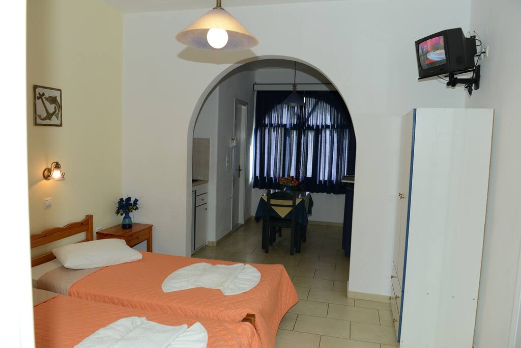 The room with 2 single beds and street view