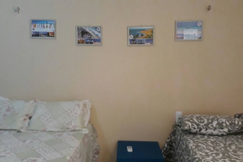 Quarto com duas camas de casal e um de soltero
