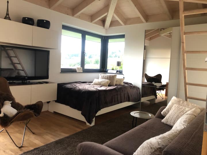 Spavaća soba 3 s krevetom veličine 1,40 x 2 m i kaučem na razvlačenje,  također 1,40 x 2 m. Dostupni su TV, Netflix i DVD player. U sobi se nalazi visoravan s još jednim madracem. 