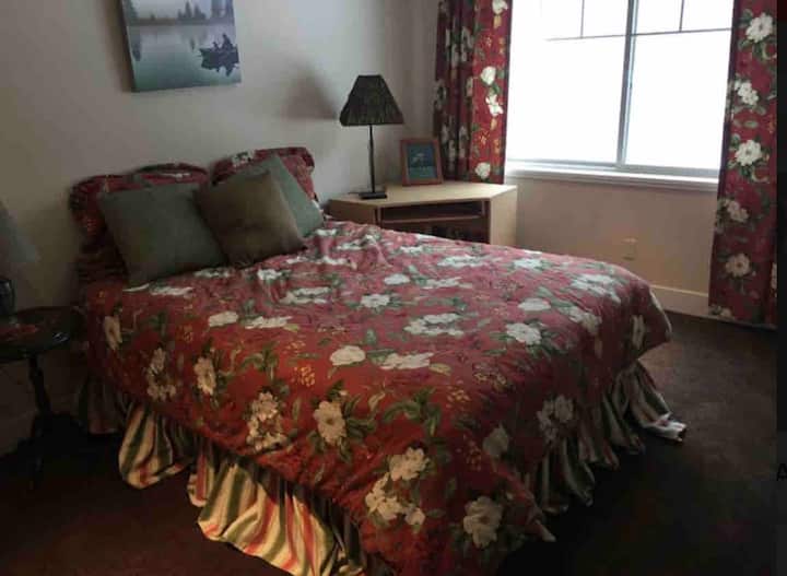 Номер на спалня 6 суперголямо двойно легло с изглед към градината.