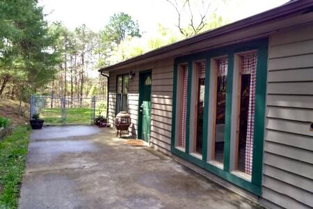 Cozy quiet apartment ,no extra charge for pets!