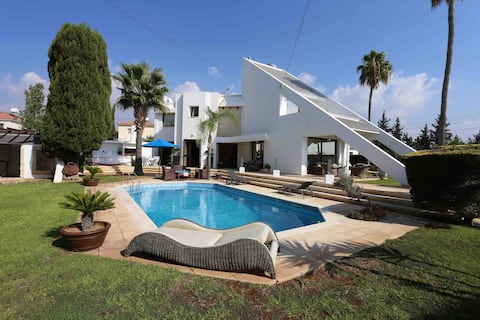 Villa Parenthesis: unique villa with pool & garden